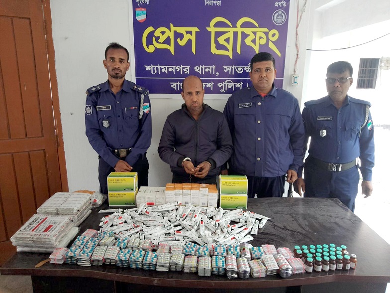 সাতক্ষীরায় ভারতীয় ঔষধসহ এক চোরাকারবারি আটক